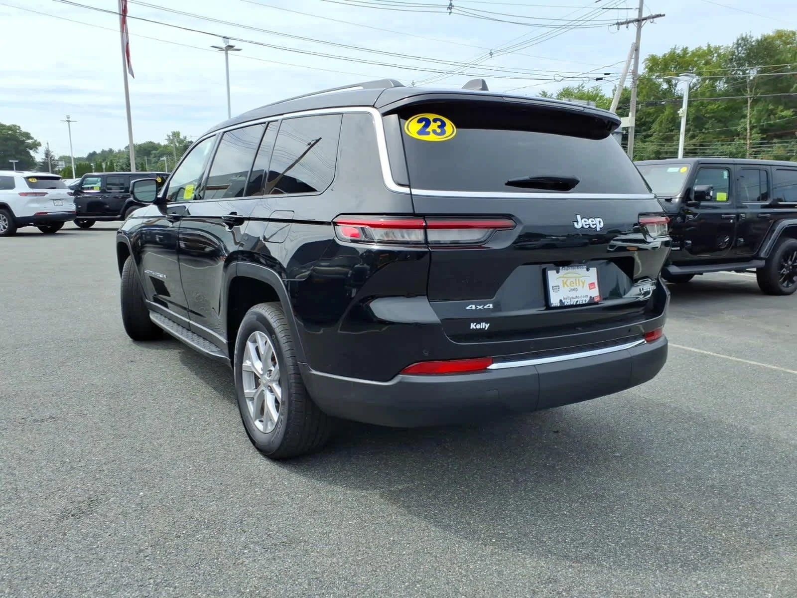 Used 2023 Diamond Black Crystal Pearlcoat Jeep Limited image 11