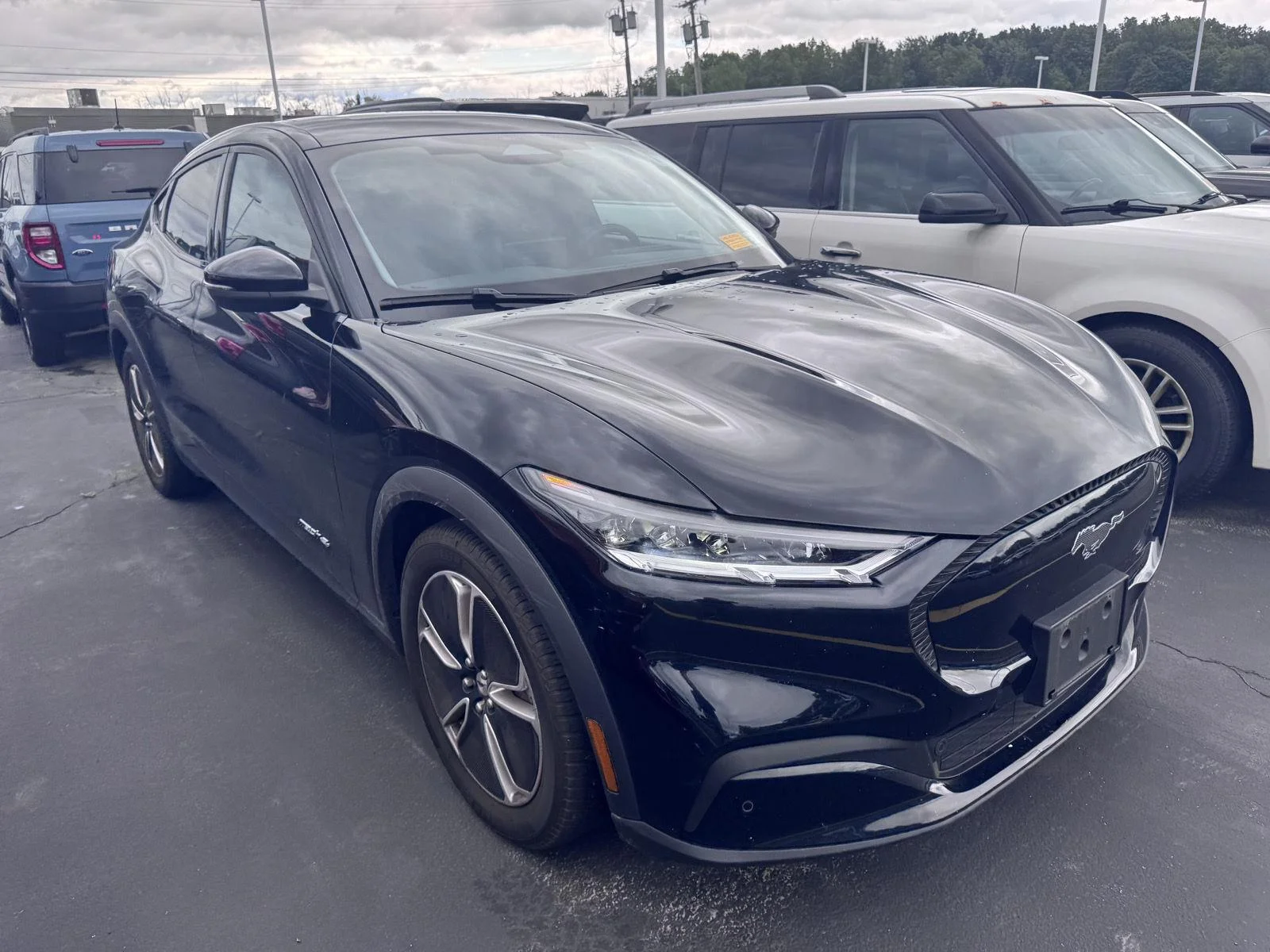 Used 2022 Shadow Black Ford Select image 3