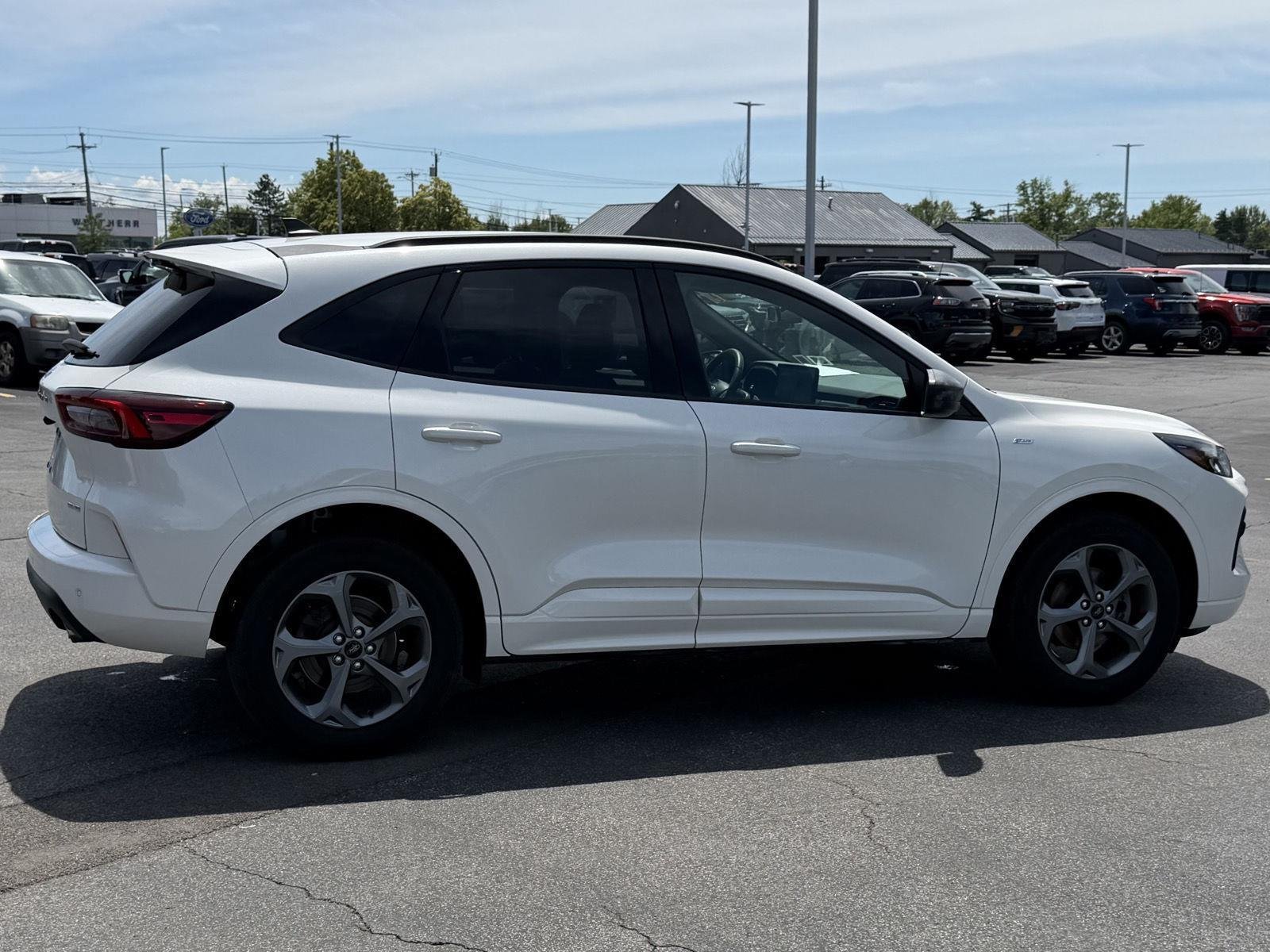 Used 2023 Star White Metallic Tri-Coat Ford ST-Line image 4