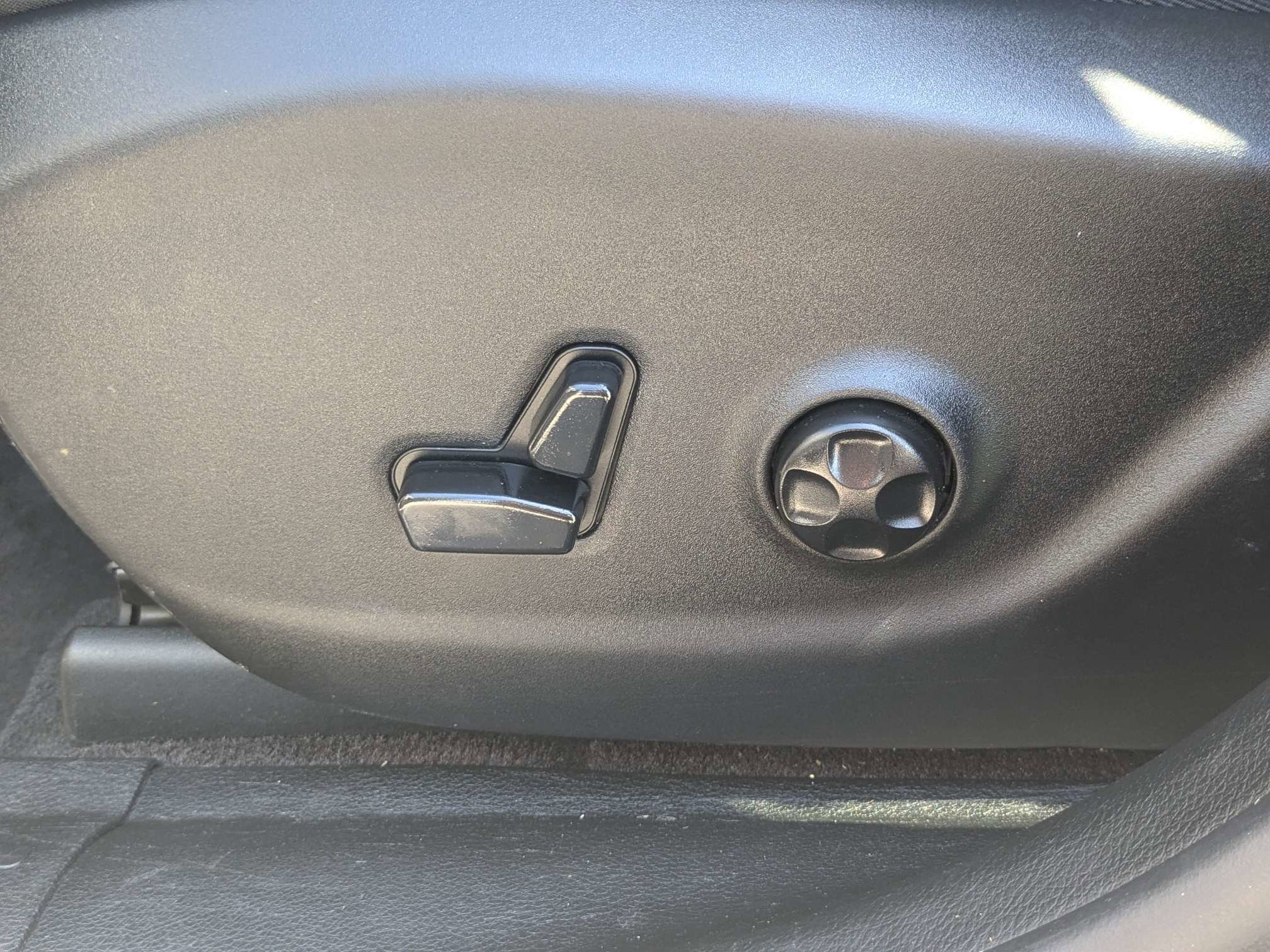 Used 2018 Light Brownstone Pearlcoat Jeep Latitude Plus image 23