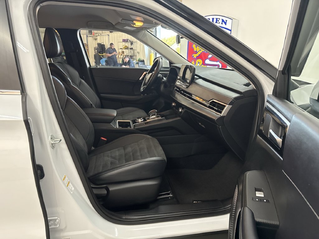 Used 2024 White Mitsubishi SE image 18