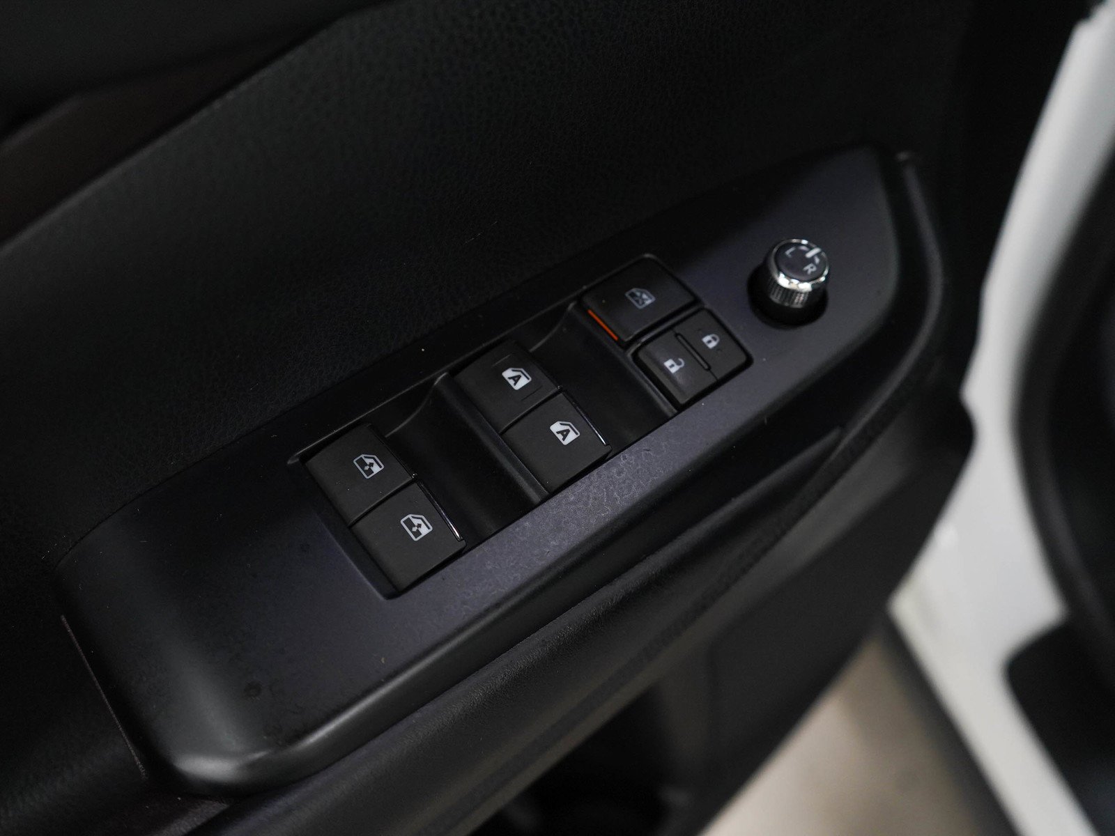 Used 2018 Blizzard Pearl Toyota Xle image 23