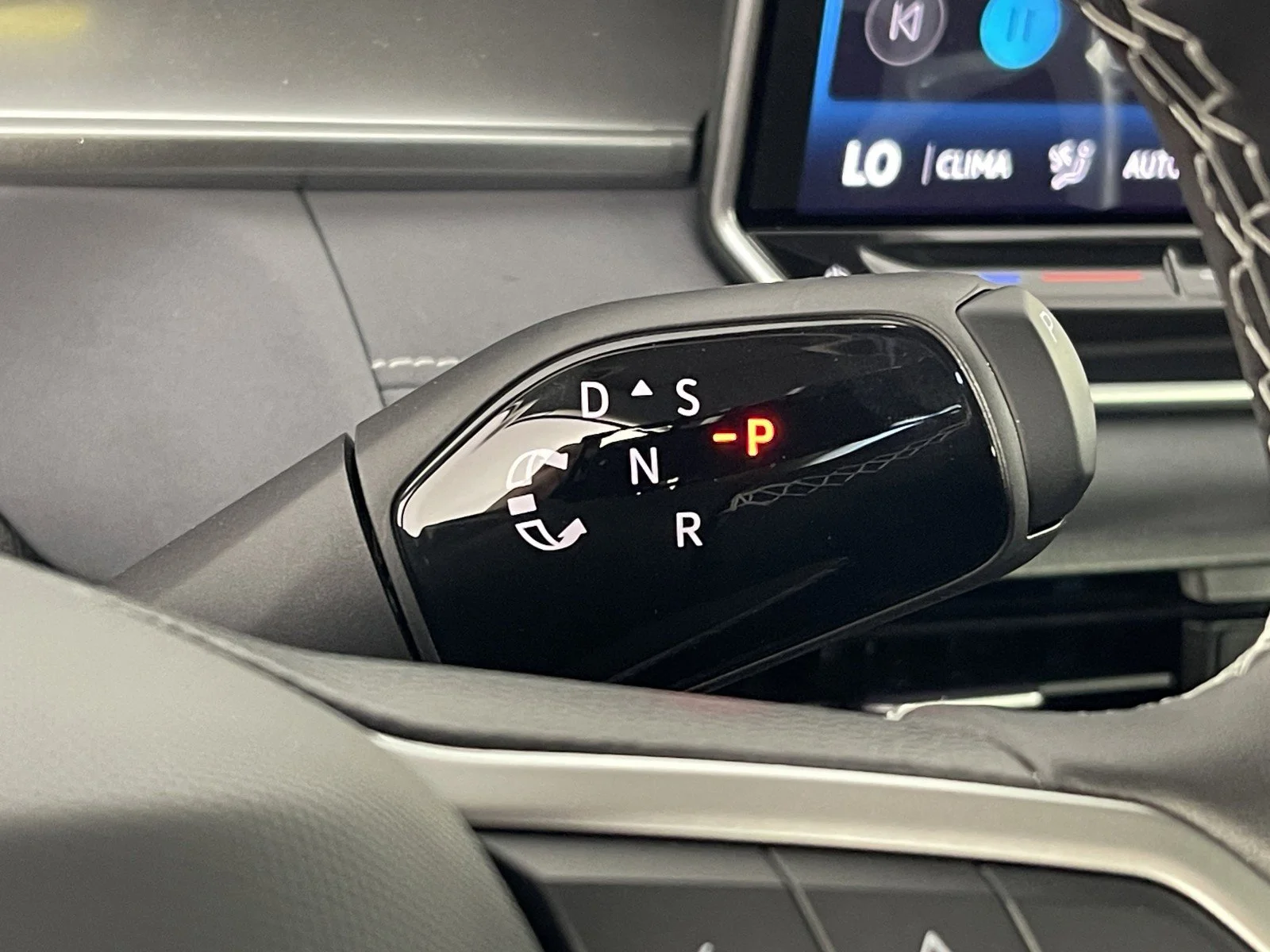 2025 Volkswagen Tiguan SE - Photo 26