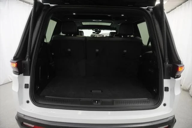 New 2026 Bright White Clear-Coat Exterior Paint Jeep Grand Wagoneer image 31