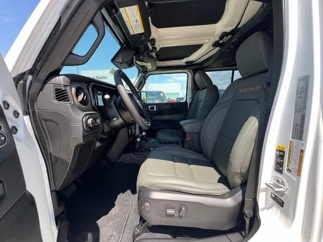 New 2026 Bright White Clear-Coat Exterior Paint Jeep Mojave image 15
