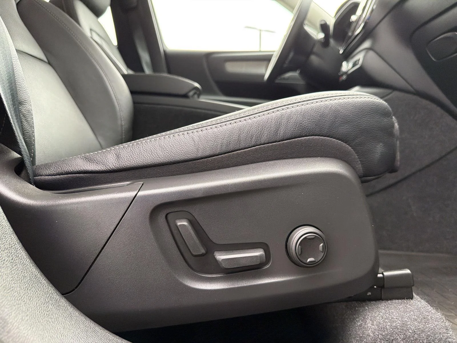 Used 2024 Vapor Grey Metallic Volvo Ultimate Bright Theme image 38