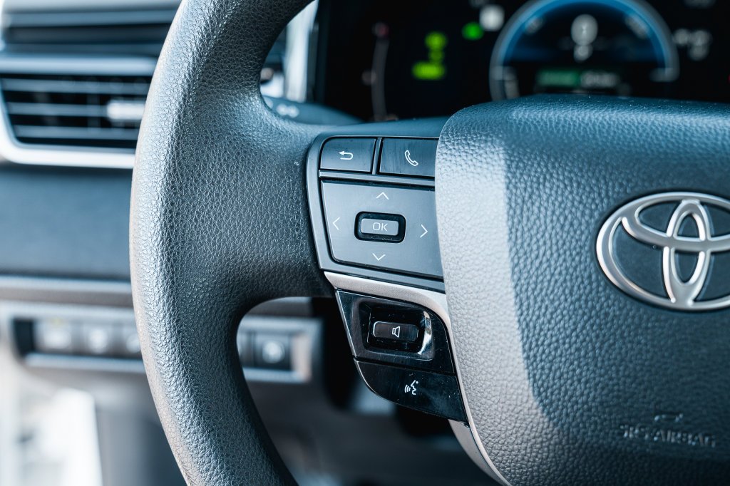 Certified Used 2025 Ice Toyota LE image 15