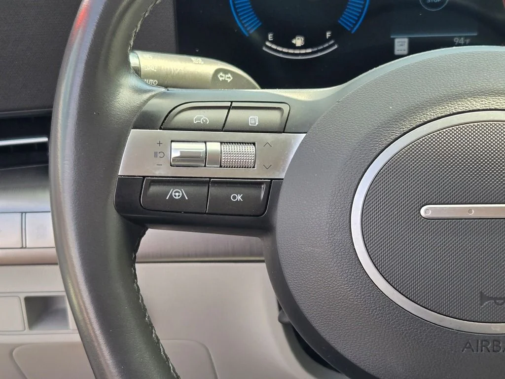 Used 2025 Orange Hyundai SEL image 28
