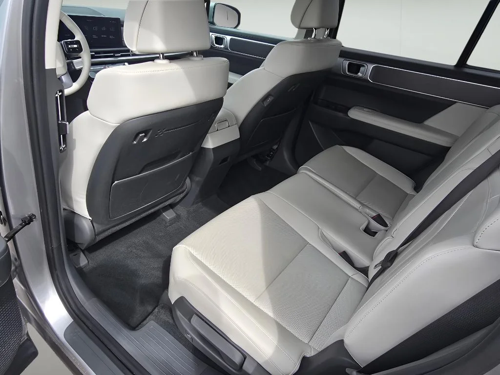 Used 2025 Shimmering Silver Hyundai SEL image 27