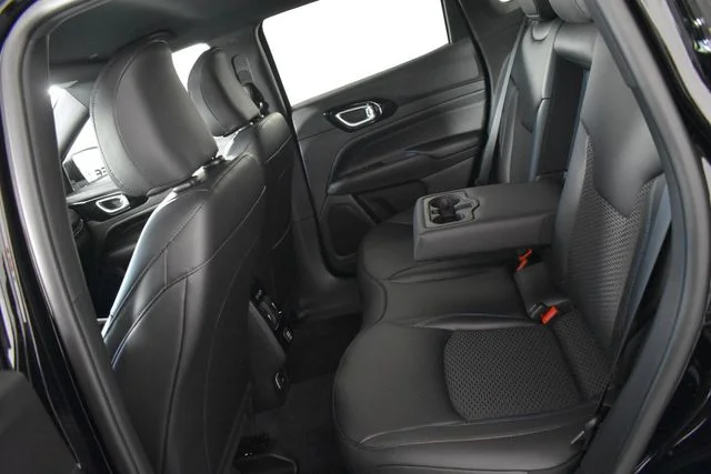 New 2026 Diamond Black Crystal Pearl-Coat Exterior Paint Jeep Latitude image 18