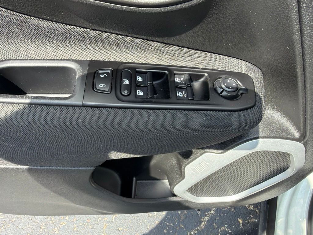 Used 2020 White Jeep Latitude image 17