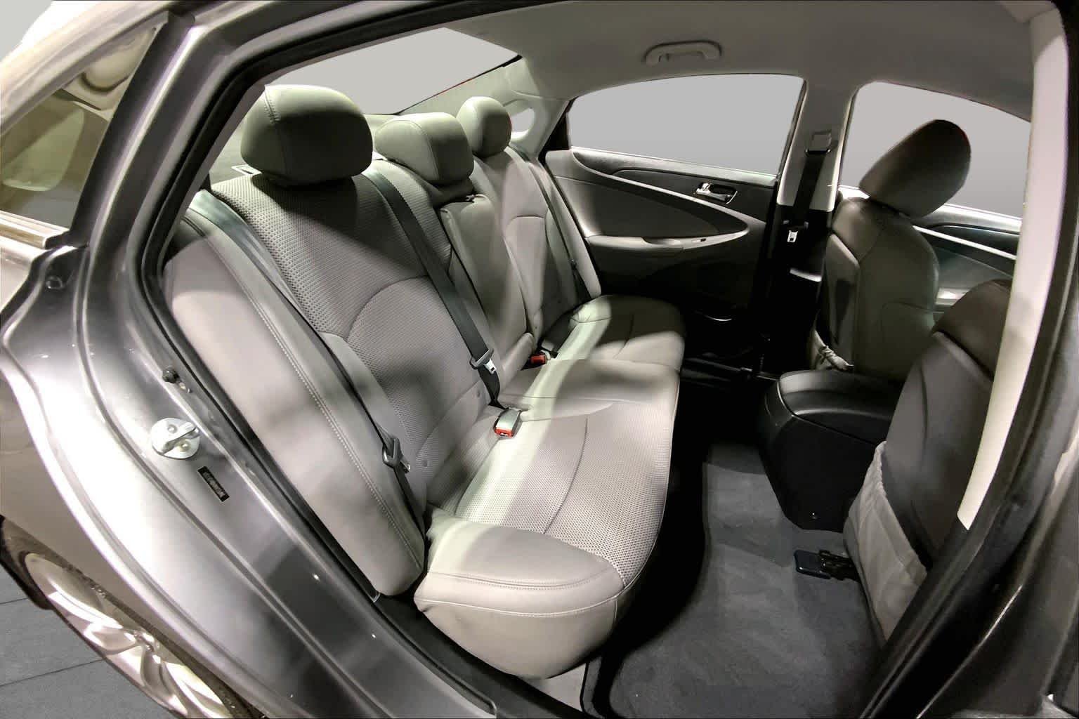 Used 2011 Harbor Gray Metallic Hyundai SE image 19