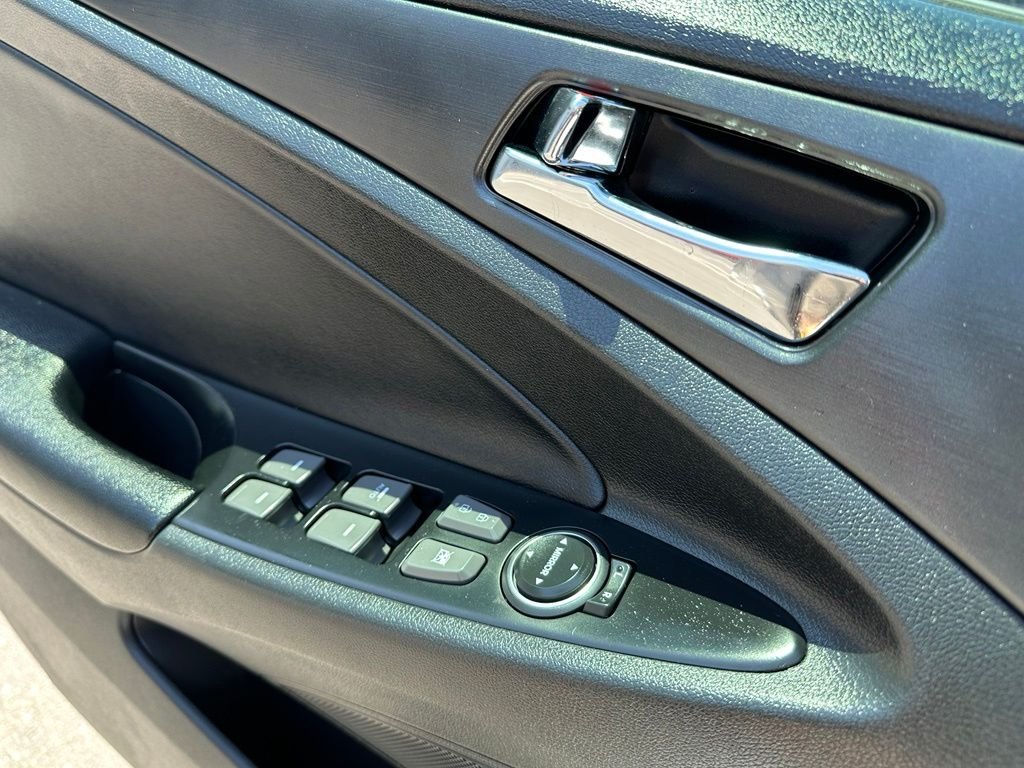 Used 2012 Black Hyundai SE image 10