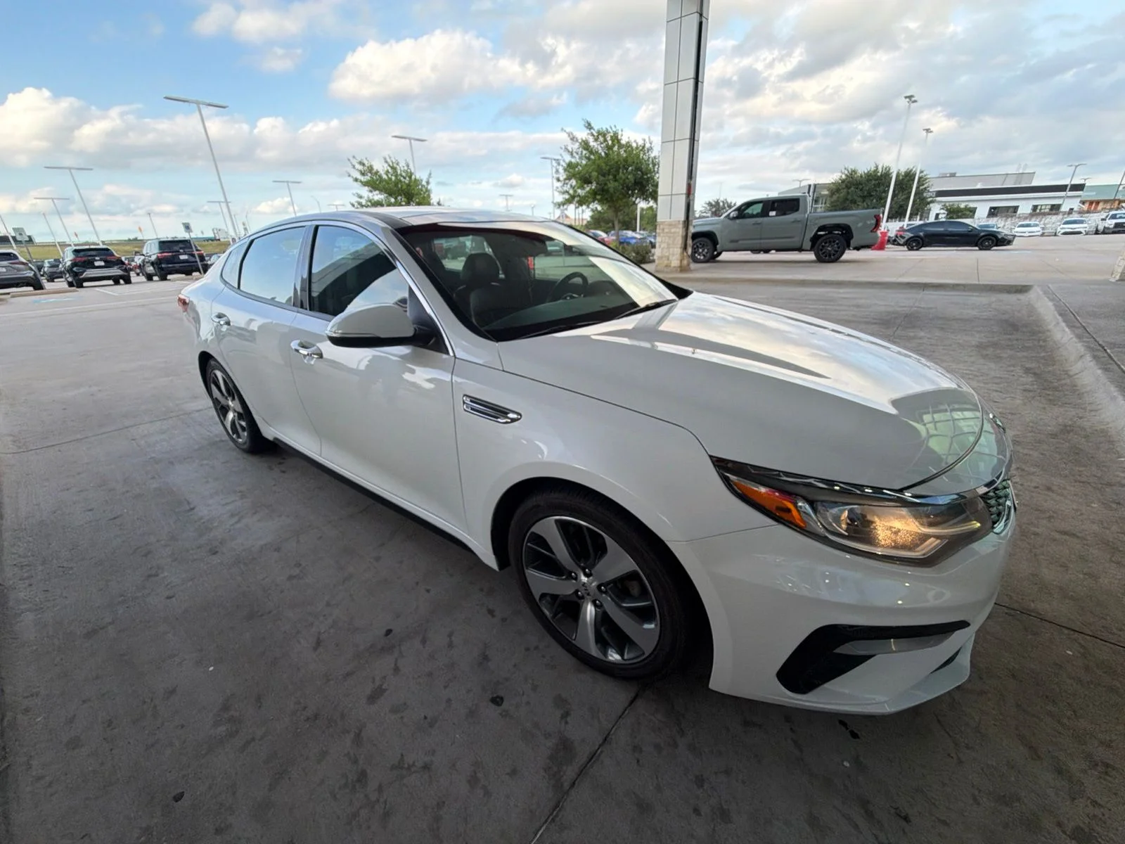 Used 2019 White Kia S image 22