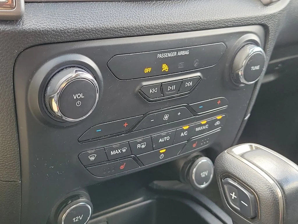 Used 2019 Black Ford XLT image 35