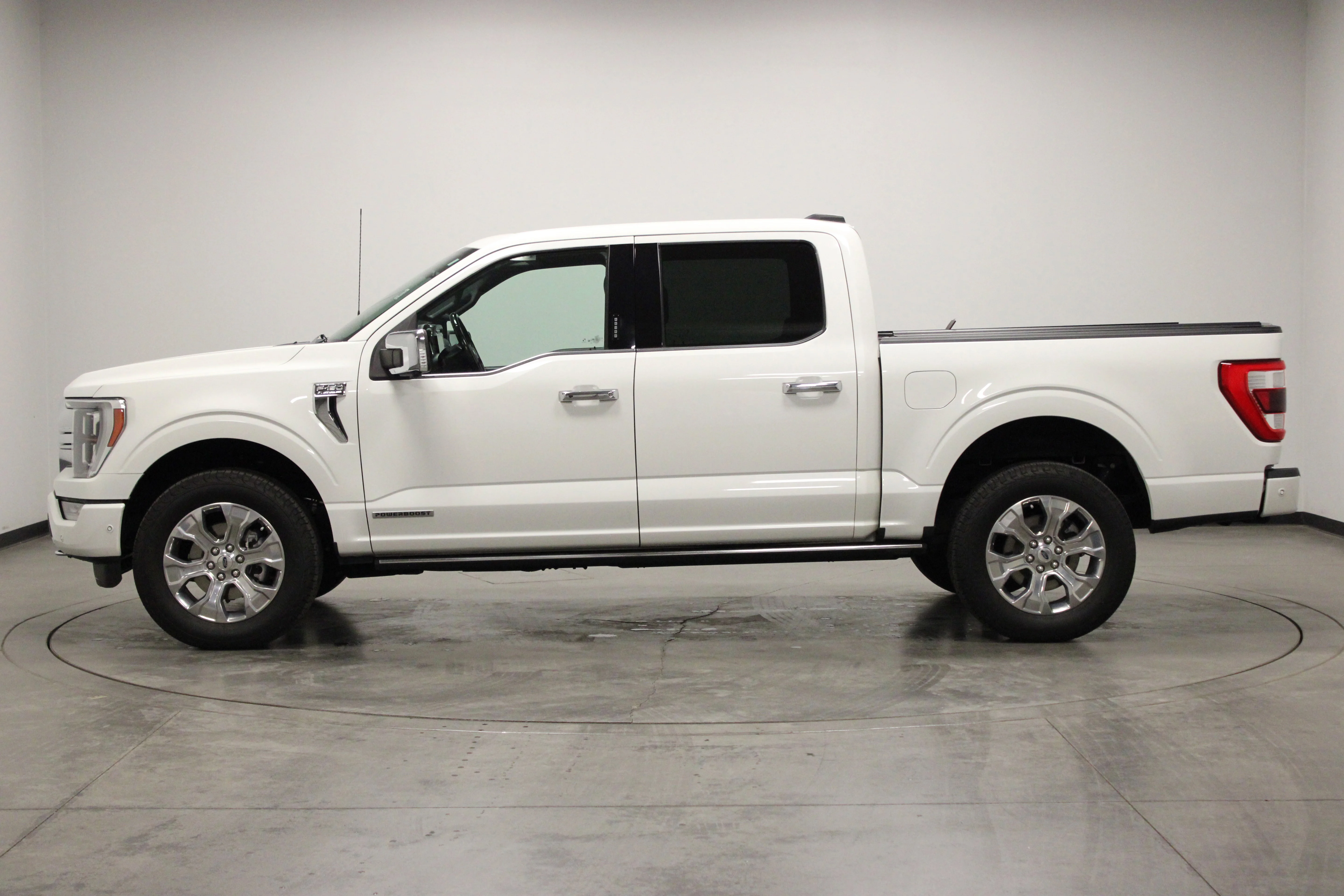 Used 2022 Star White Metallic Tri-Coat Ford Platinum image 5