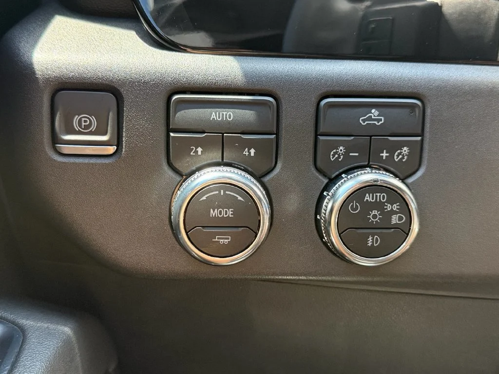 Used 2023 SUMMIT WHITE GMC Elevation image 31