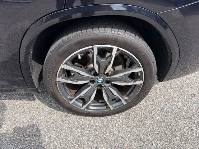 Used 2024 Black BMW sDrive30i image 9