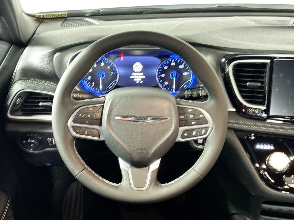 New 2026 Bright White Clear-Coat Exterior Paint Chrysler Select image 13