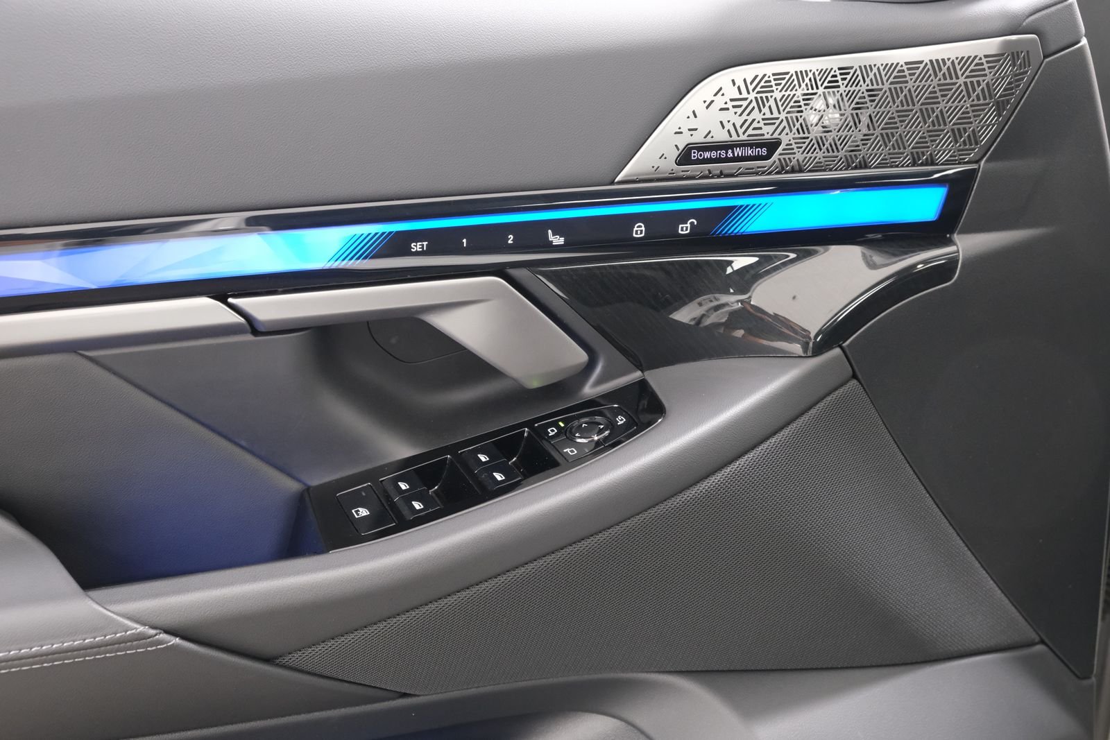 2025 BMW i5 M60 - Photo 25