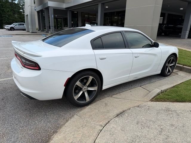 Used 2017 White Dodge SXT image 4