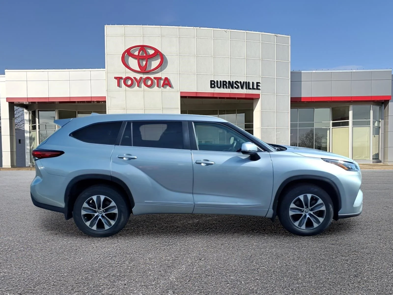 Used 2023 Toyota Highlander XLE with VIN 5TDKDRBH6PS500157 for sale in Burnsville, Minnesota