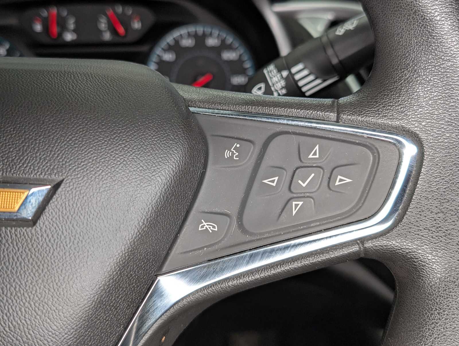 Used 2018 Summit White Chevrolet LS image 32