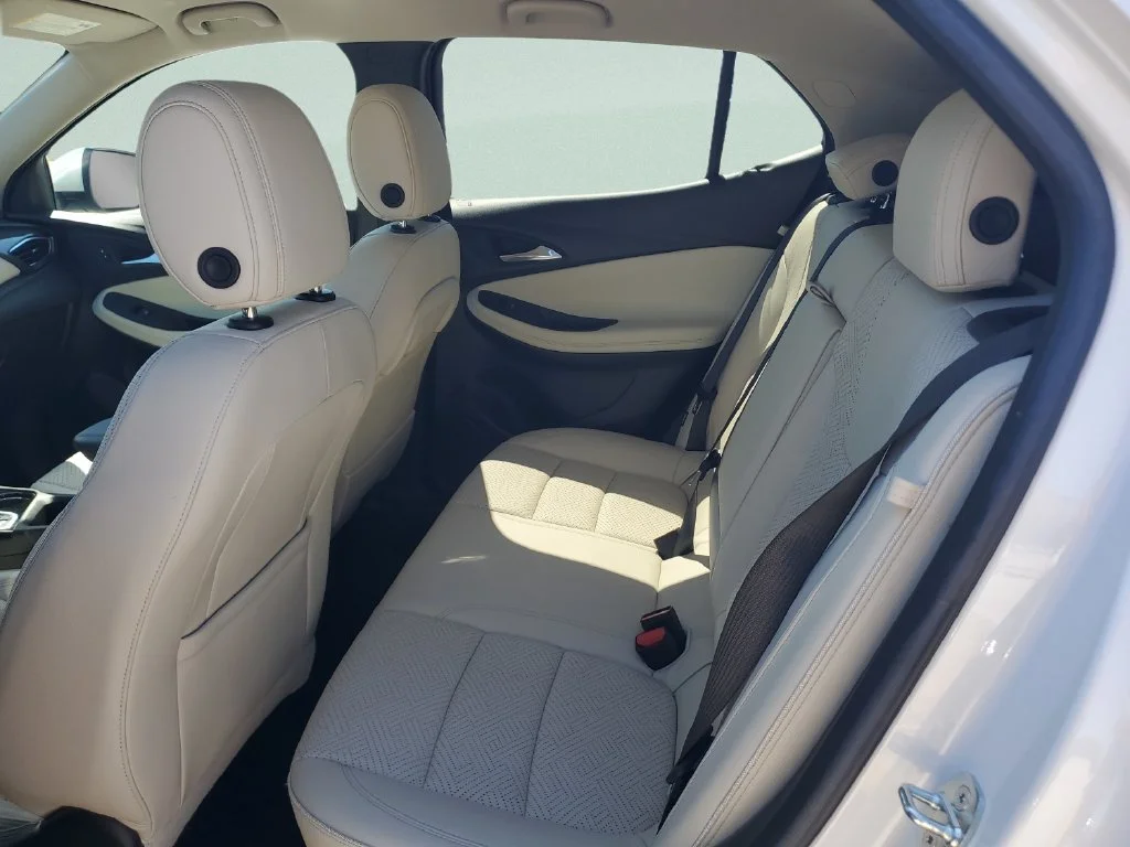 Used 2022 WHITE FROST TRICOAT Buick Essence image 10
