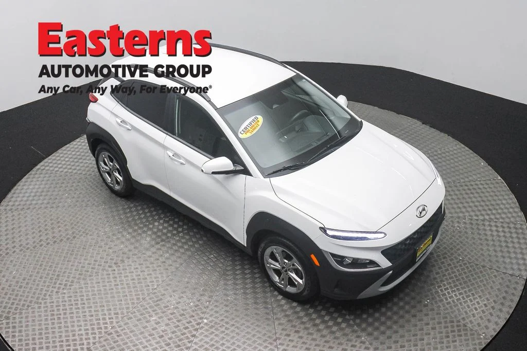 Used 2023 White Hyundai SEL image 3