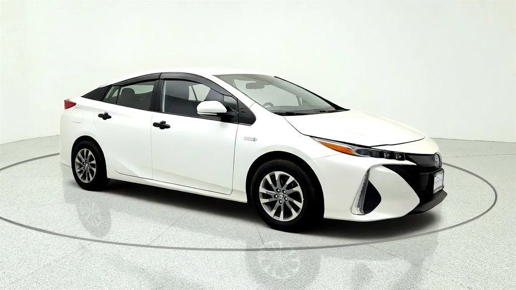 Used 2021 Wind Chill Pearl Toyota XLE image 3