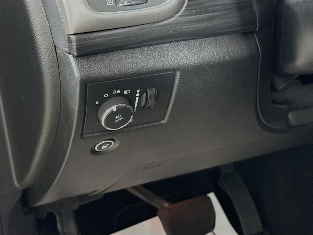 Used 2021 Granite Crystal Metallic Clearcoat Jeep Laredo X image 15