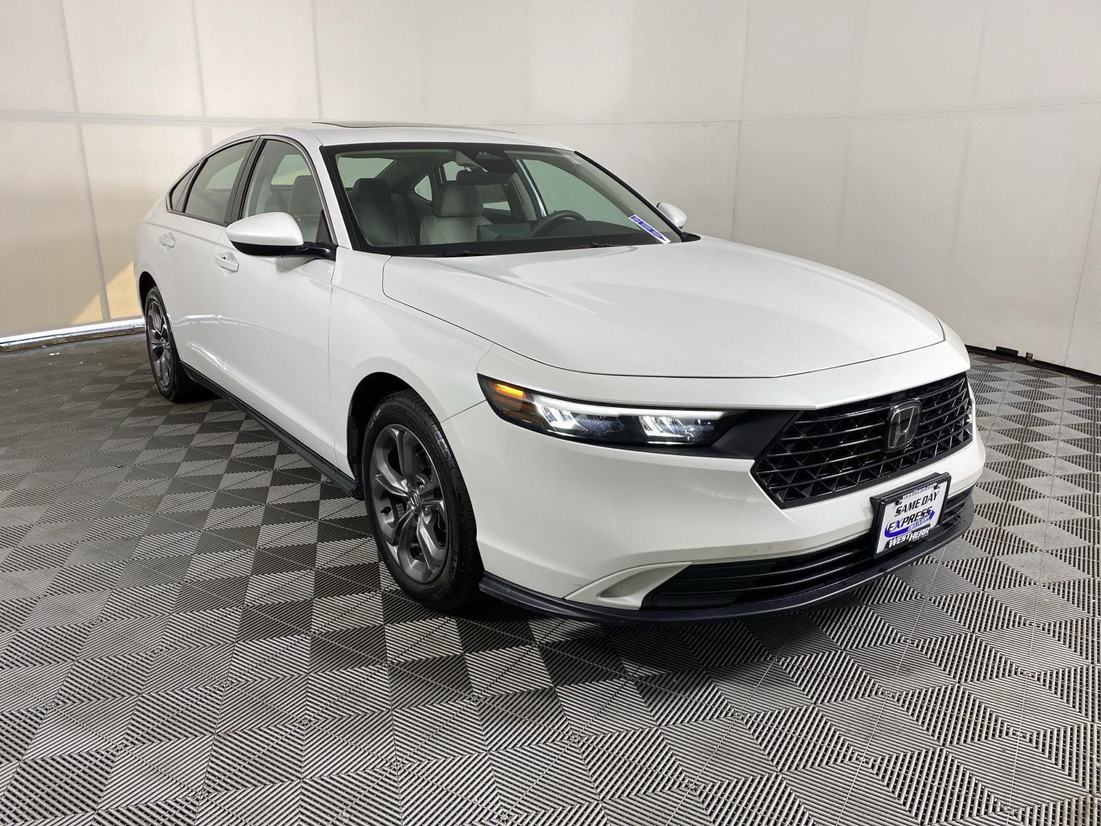 Used 2024 Platinum White Pearl Honda EX image 10
