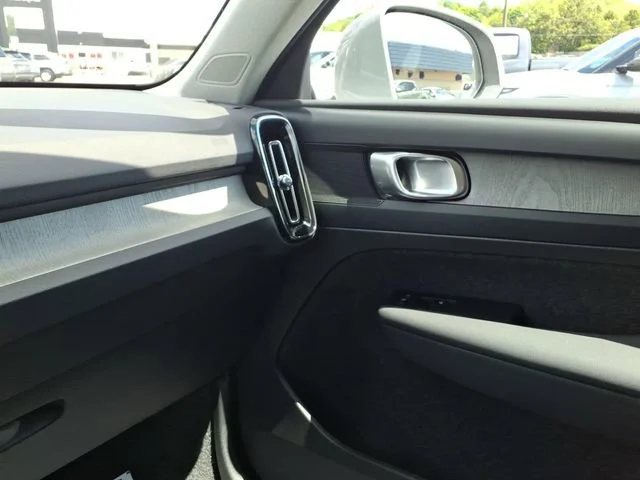 2025 Volvo XC40 Plus - Photo 22