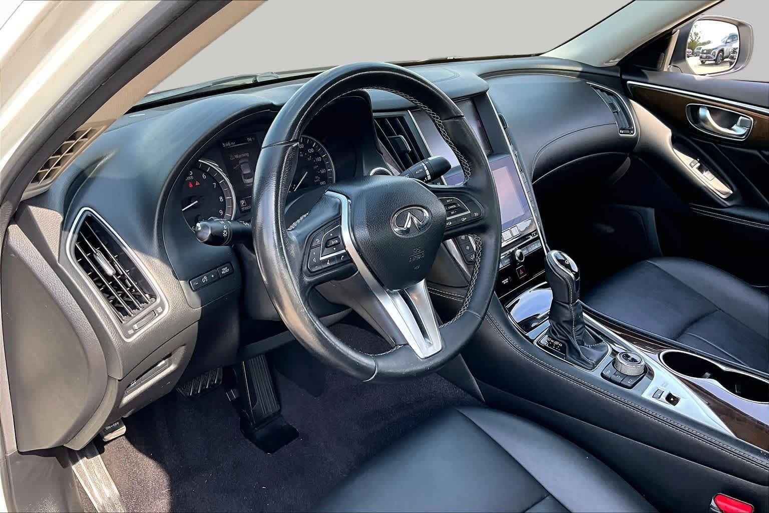 Used 2018 Pure White INFINITI 3.0t LUXE image 18