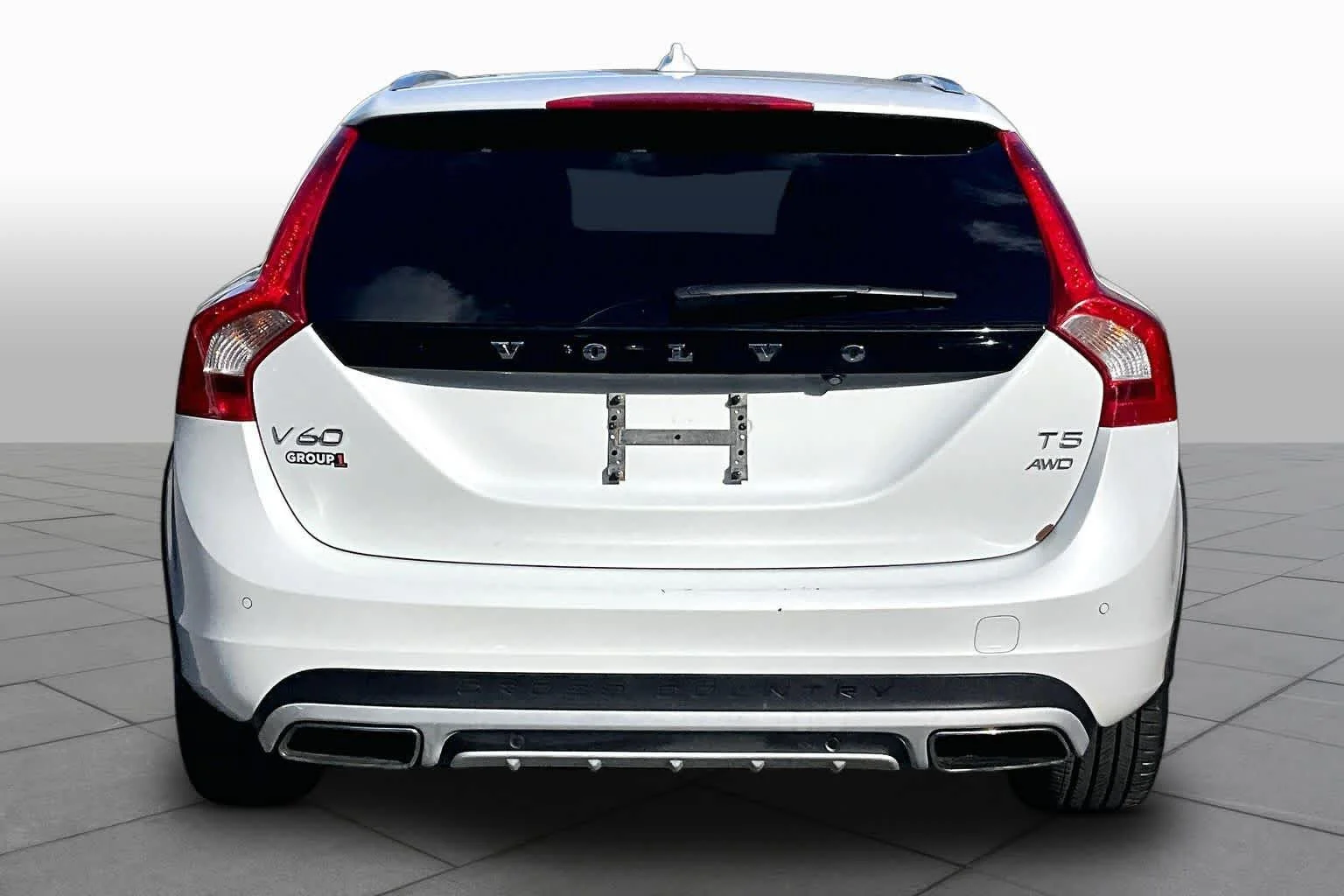 Used 2018 Crystal White Pearl Metallic Volvo  image 5