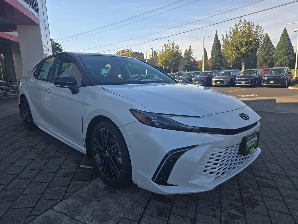 New 2026 Wind Chill Pearl with Midnight Black Metallic roof Toyota XSE image 7