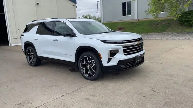 New 2026 Polar White Tricoat Chevrolet High Country image 2