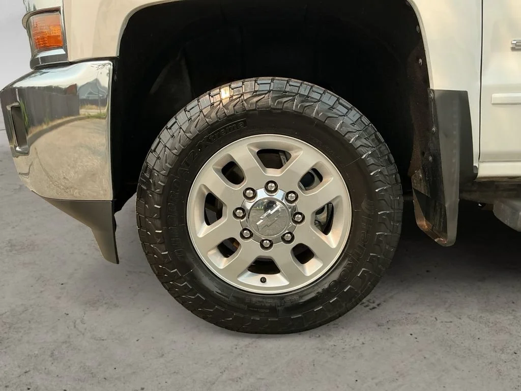 Used 2015 SUMMIT WHITE Chevrolet LT image 9