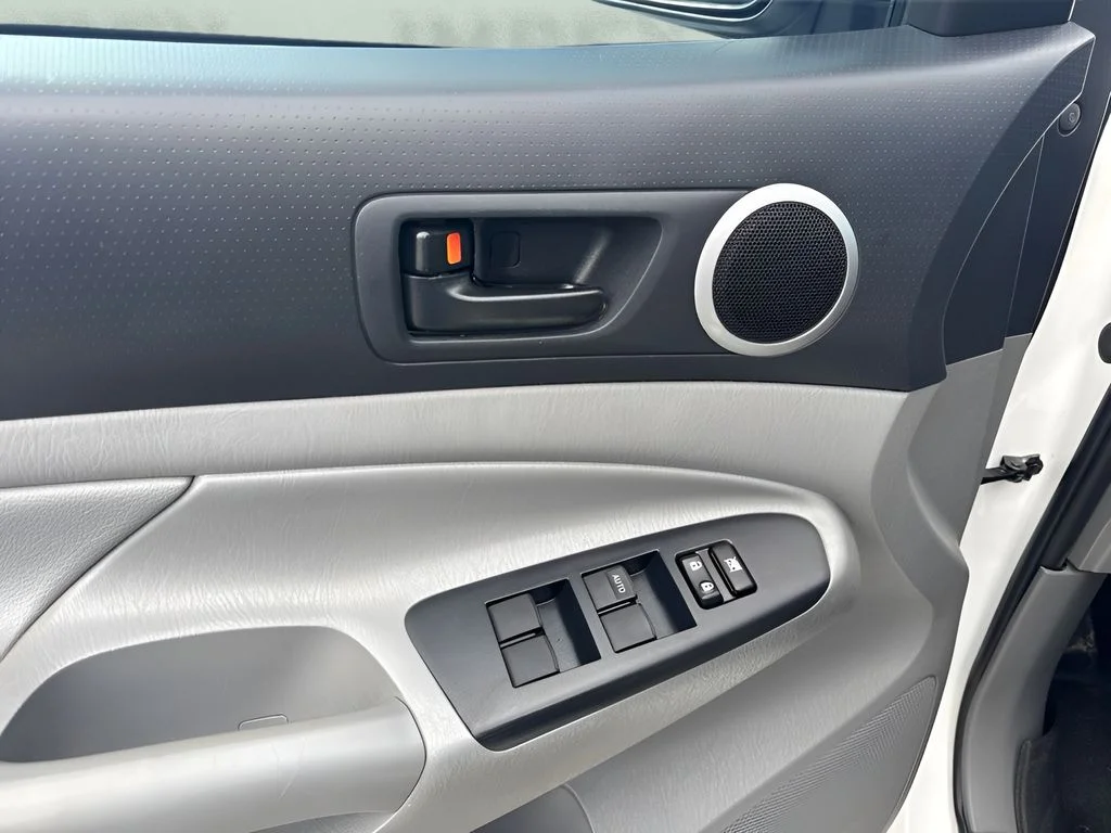 Used 2013 White Toyota Base image 15