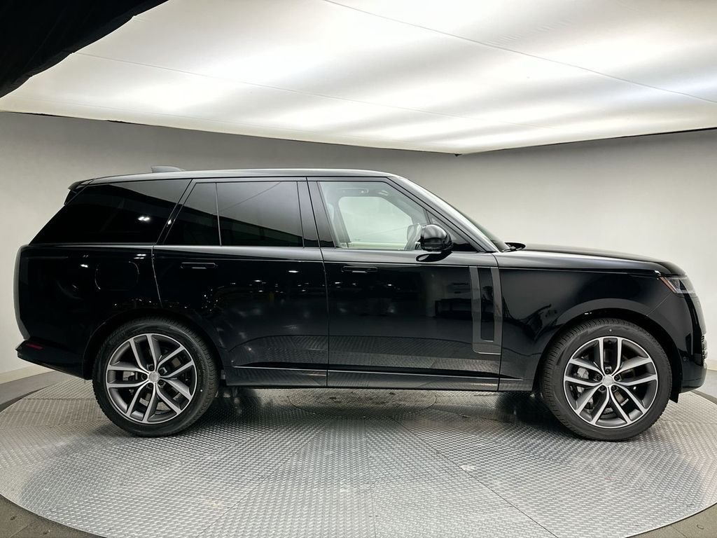 Used 2025 Santorini Black Metallic Land Rover SE image 4