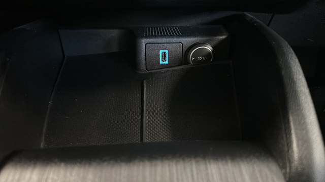 Used 2020 Magnetic Metallic Ford SE image 29