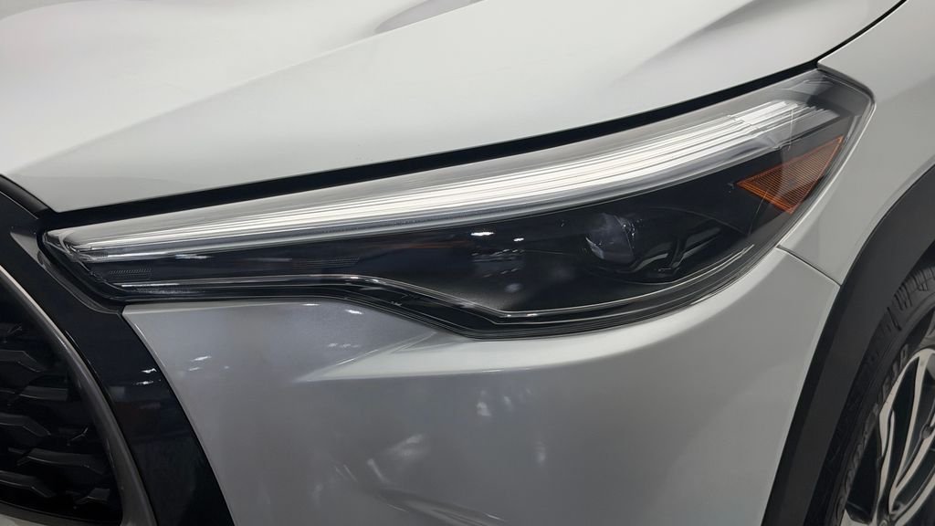 Used 2025 Beige Toyota XLE image 3