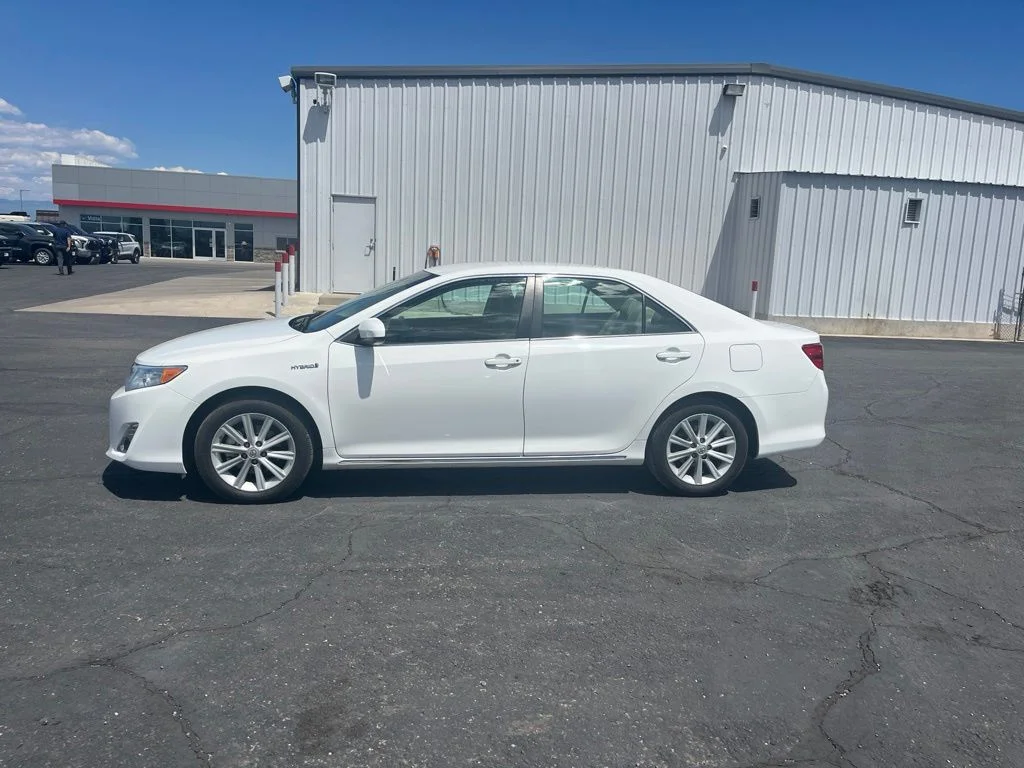 Used 2014 Super White Toyota XLE image 3