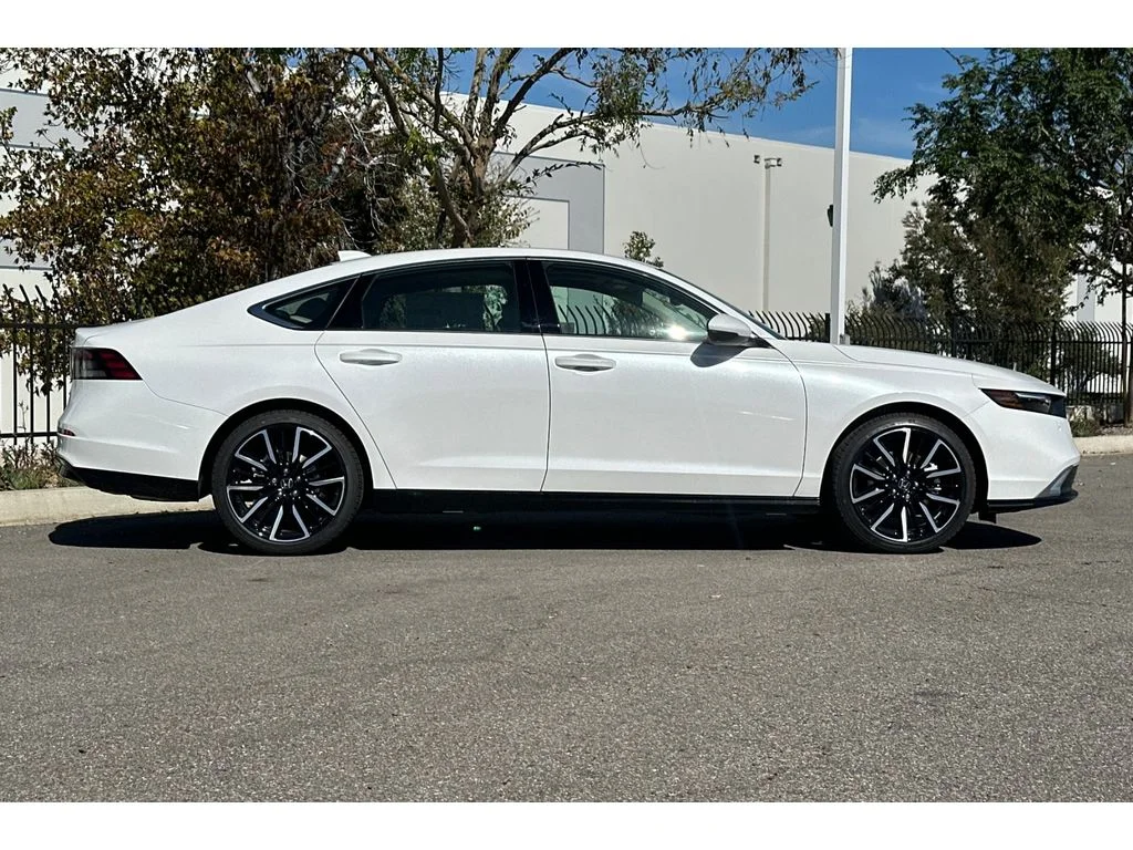 New 2026 Platinum White Pearl Honda Touring image 3