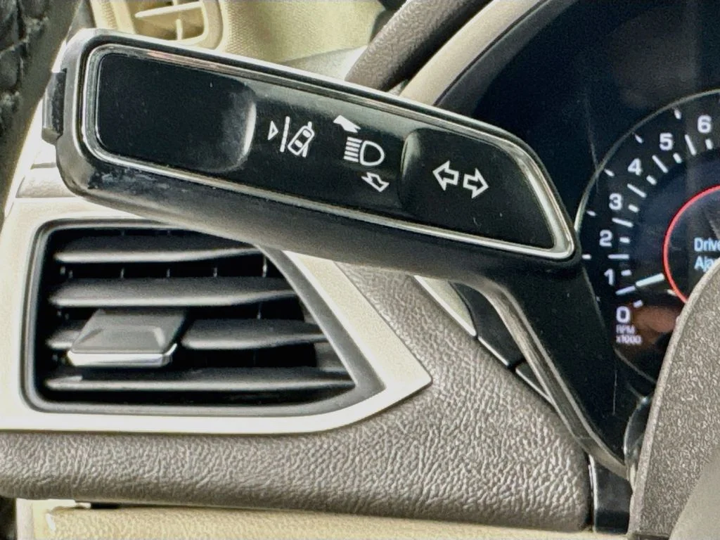 Used 2019 Pearl Metallic Lincoln Reserve image 13