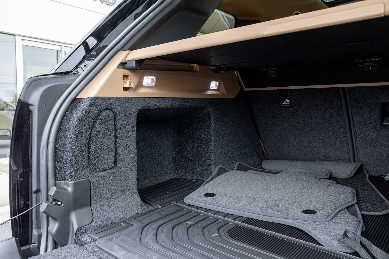 New 2027 Santorini Black Land Rover SE image 36