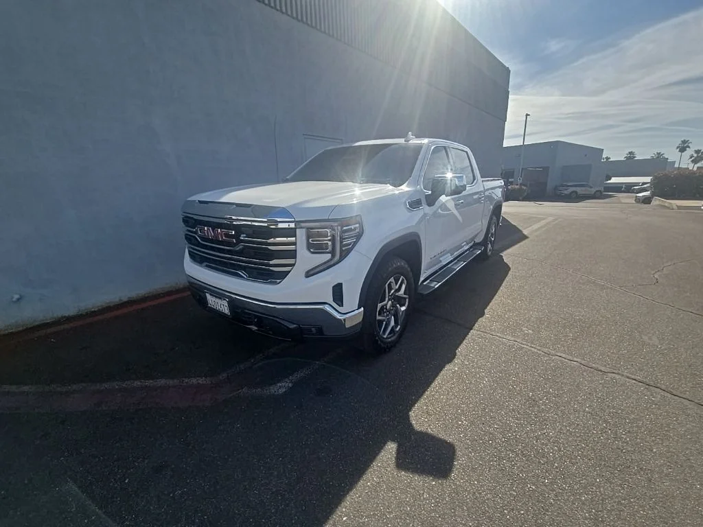 2023 GMC Sierra 4WD Crew Cab Short Box SLT's photo