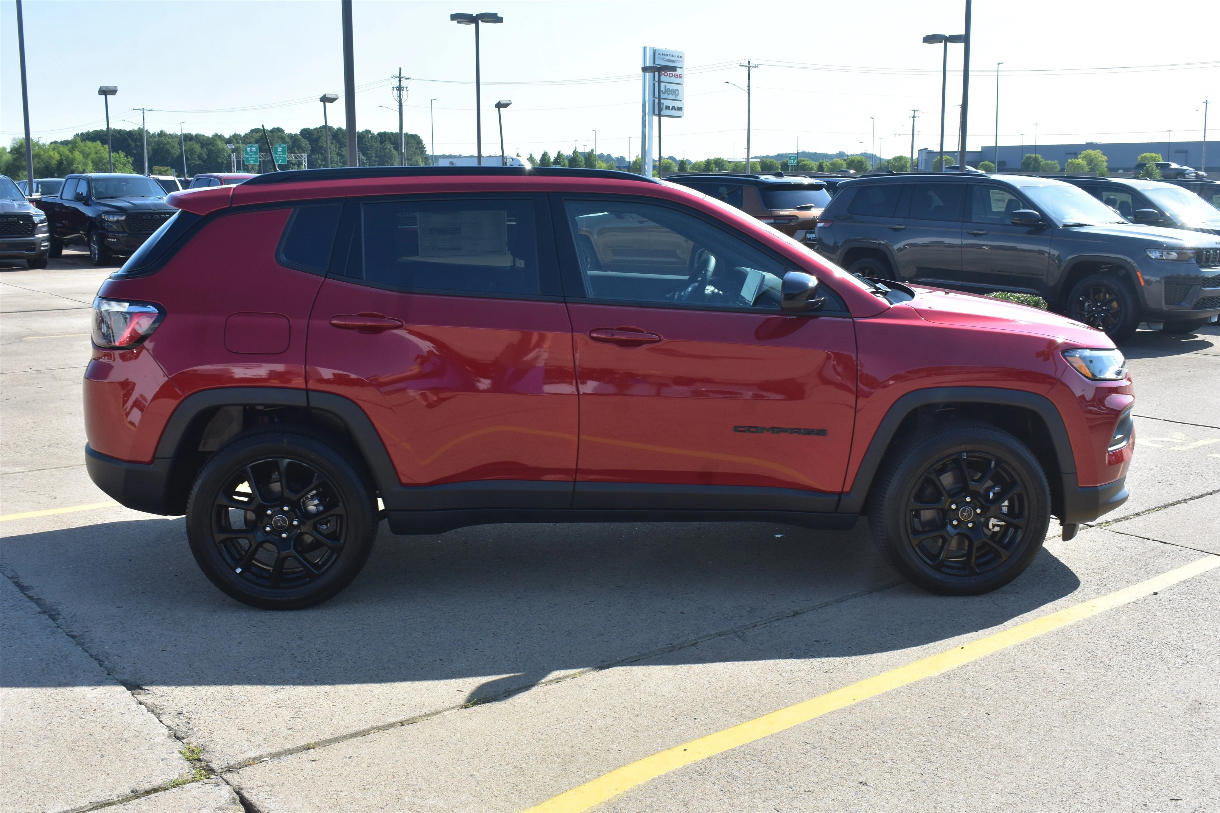 New 2026 Red Hot Pearlcoat Jeep Latitude Altitude image 4