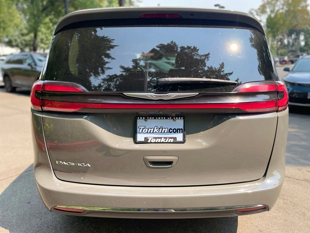 Used 2022 Gray Clearcoat Chrysler Touring L image 5