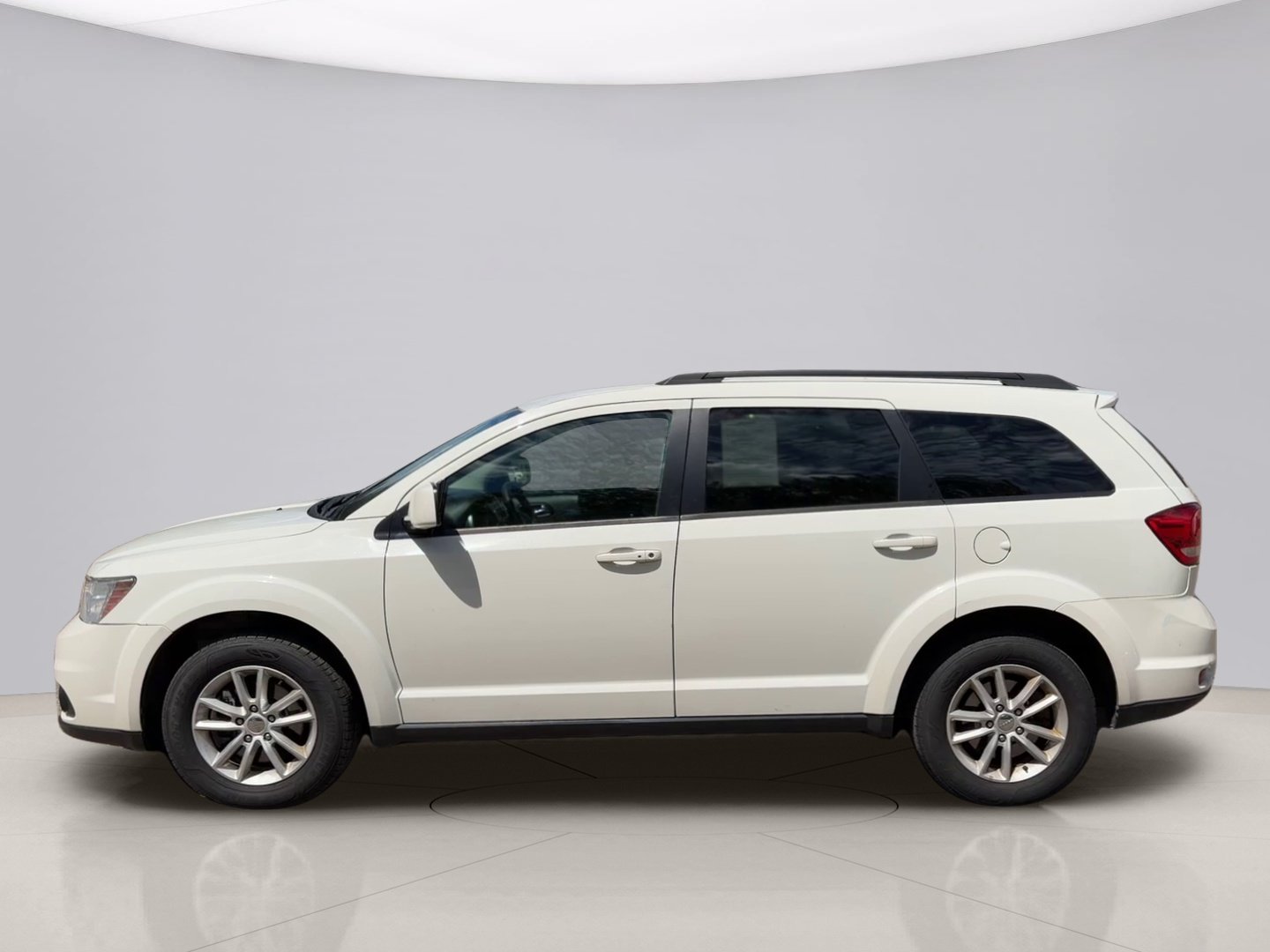 Used 2017 White Dodge SXT image 2